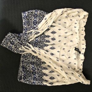 Divided pattern white crop top size 6